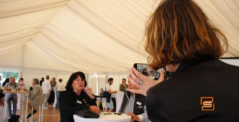 Échanges entre invités sous le chapiteau pendant l'événement des 35 ans d'Auvergne Marée