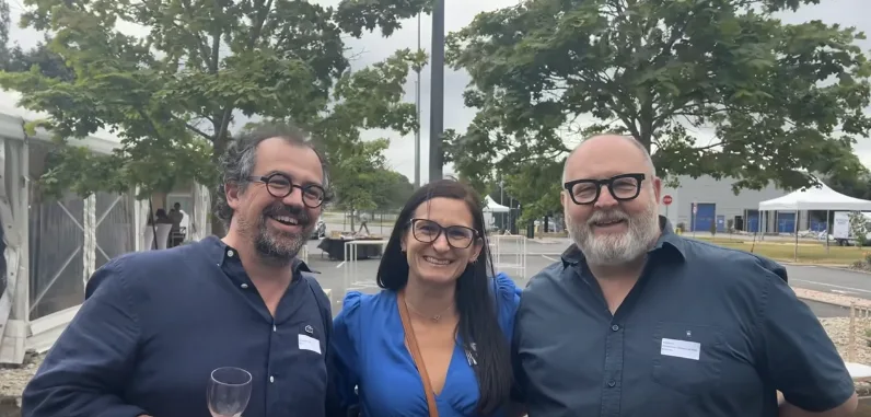Invités réunis devant les chapiteaux pour l'inauguration de nouveaux locaux à Gannat